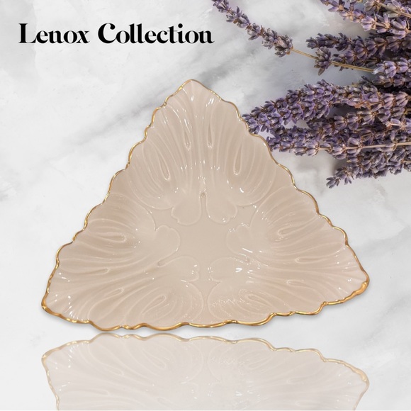 Lenox Triad Collection Gilded Embossed Ivory with 24 K gold trim. - Picture 1 of 4